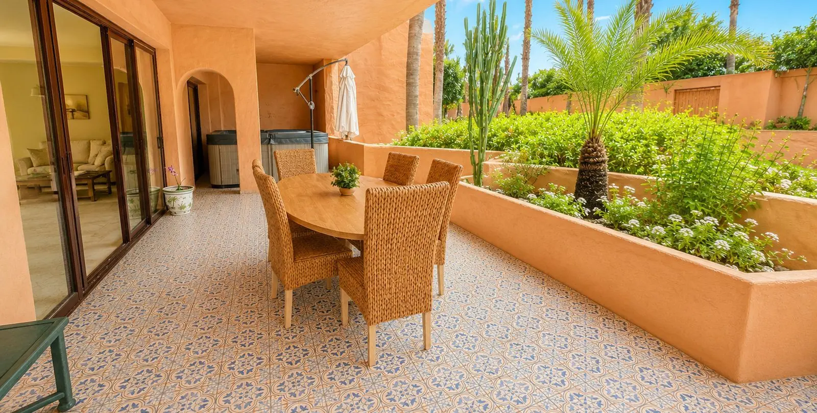 Sale of middle floor apartment in New Golden Mile 2