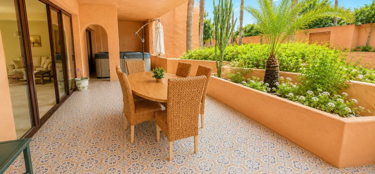 Sale of middle floor apartment in New Golden Mile 1