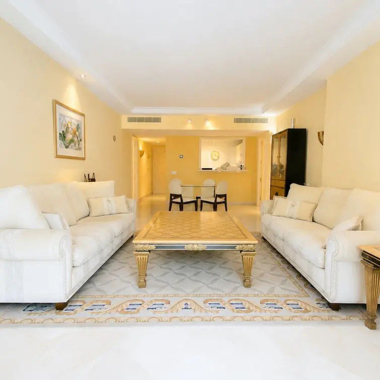 Sale of middle floor apartment in New Golden Mile
