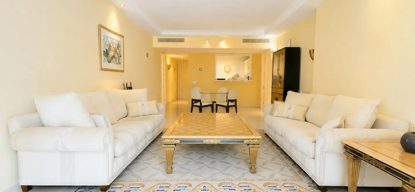 Sale of middle floor apartment in New Golden Mile 3