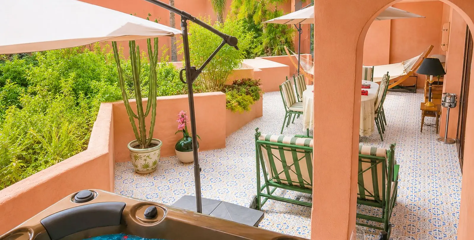 Sale of middle floor apartment in New Golden Mile 7