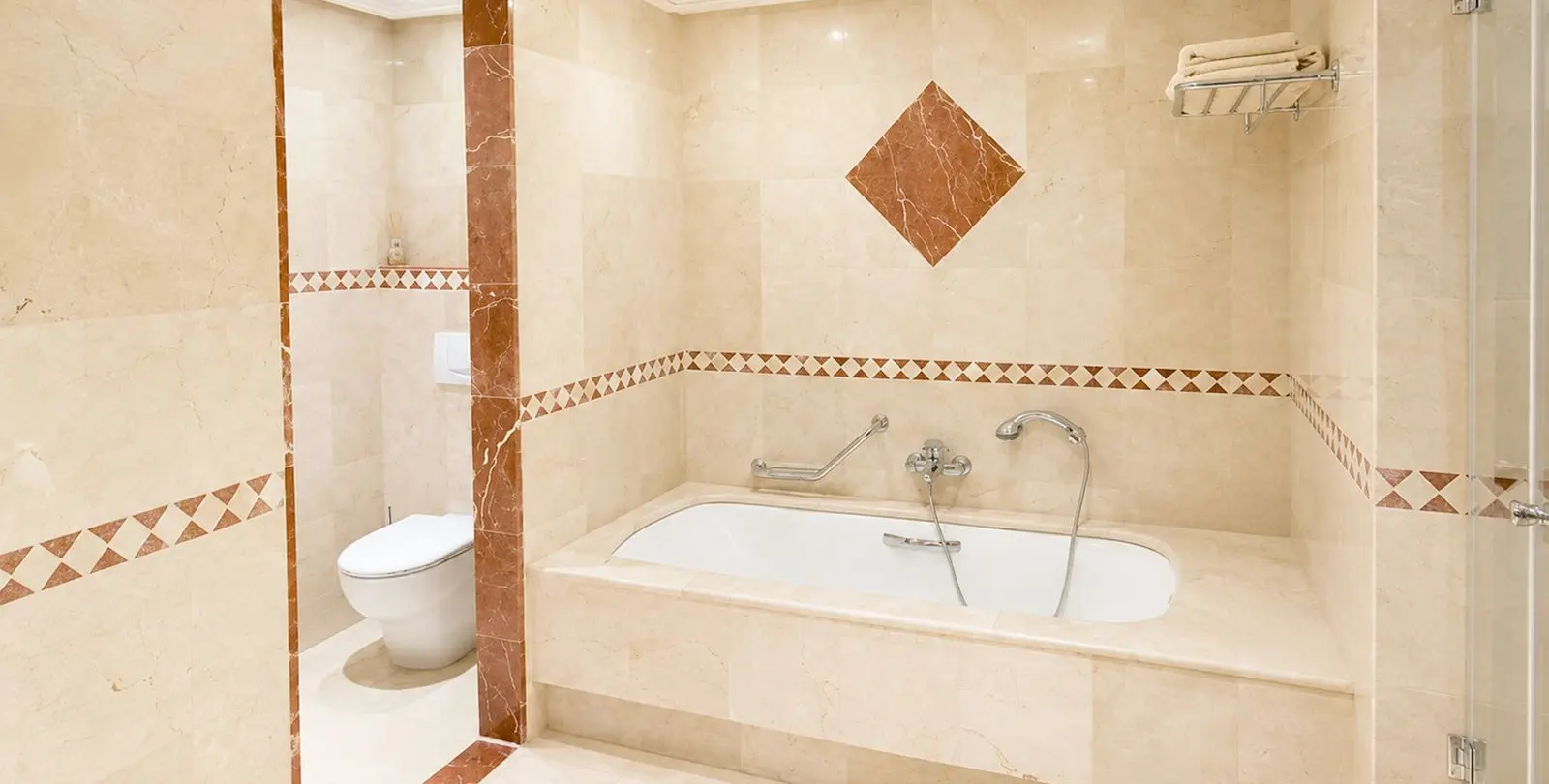 Sale of middle floor apartment in New Golden Mile 8