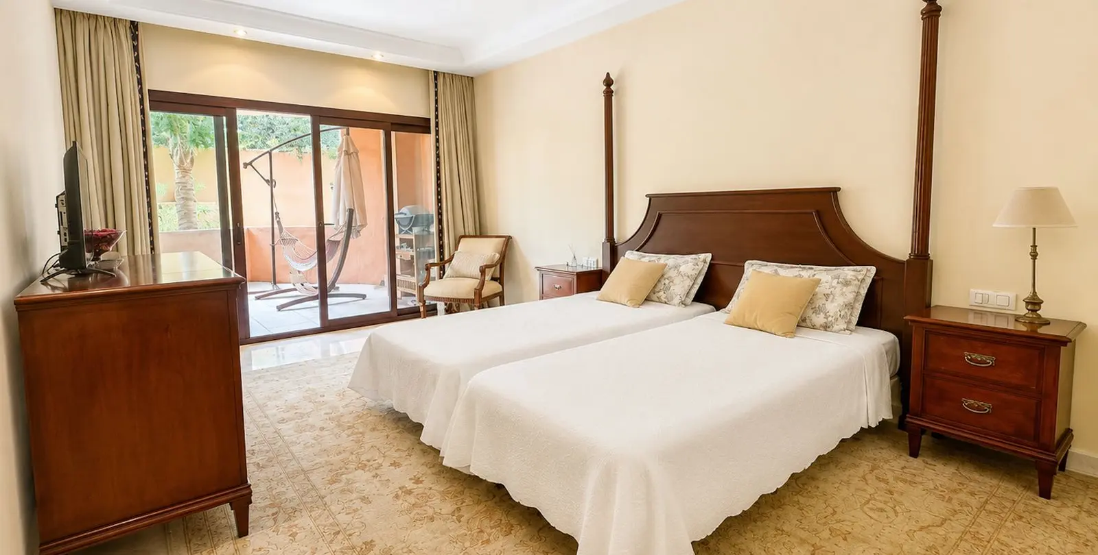 Sale of middle floor apartment in New Golden Mile 9