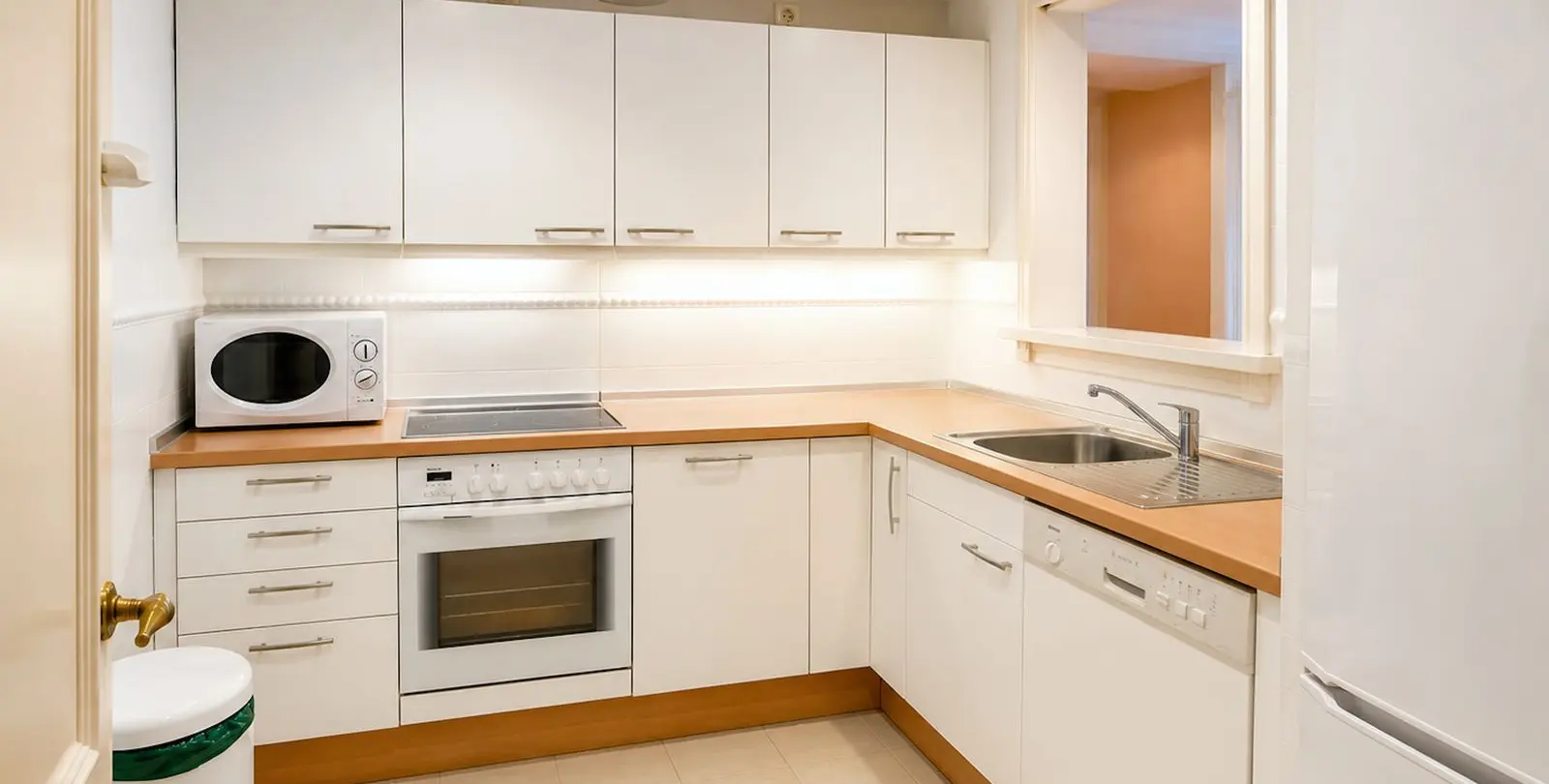 Sale of middle floor apartment in New Golden Mile 10