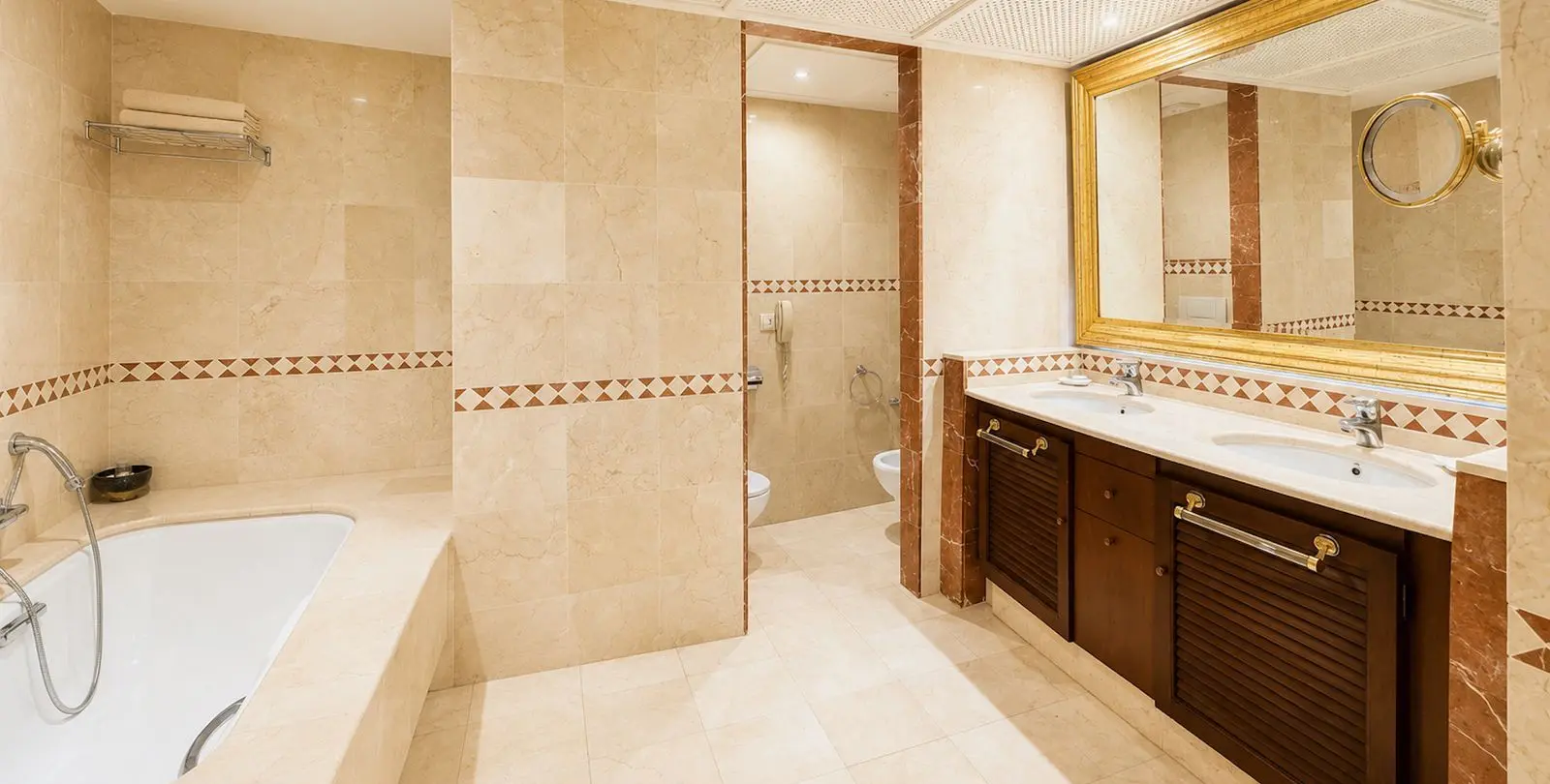 Sale of middle floor apartment in New Golden Mile 11