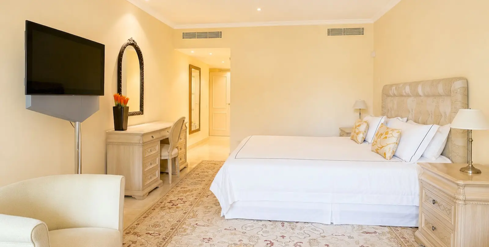 Sale of middle floor apartment in New Golden Mile 12