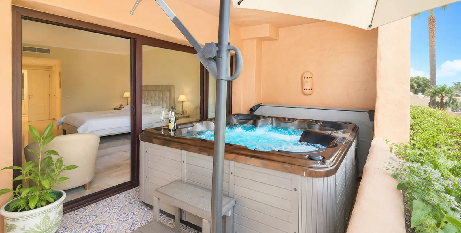 Sale of middle floor apartment in New Golden Mile 13