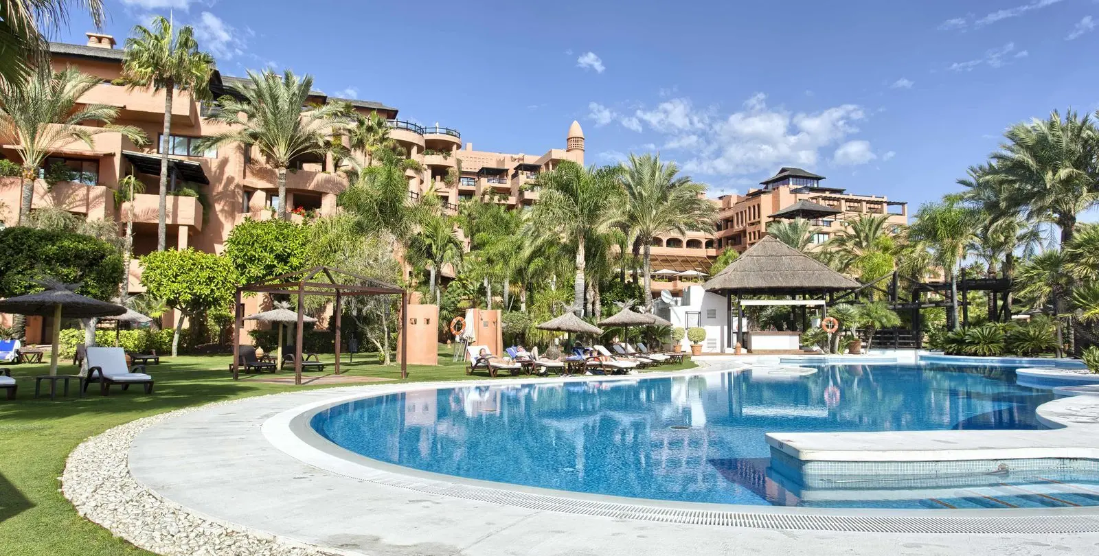 Sale of middle floor apartment in New Golden Mile 17