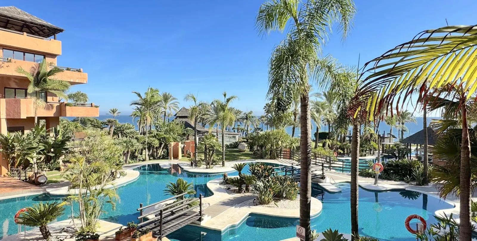 Sale of middle floor apartment in New Golden Mile 18