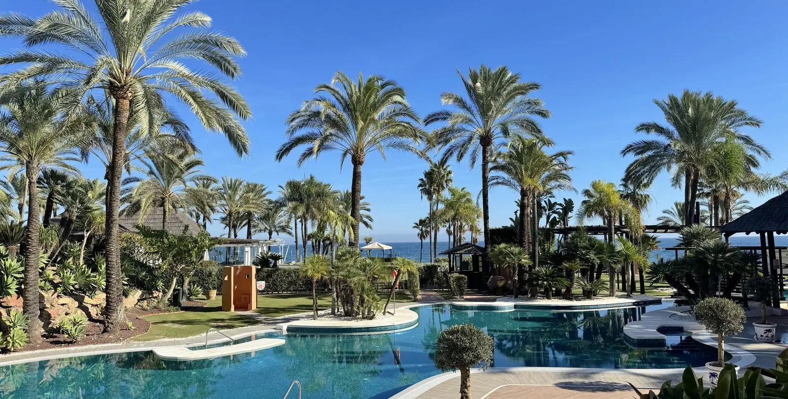 Sale of middle floor apartment in New Golden Mile 20