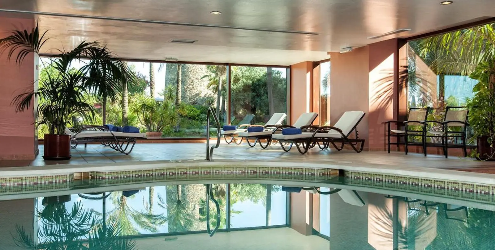 Sale of middle floor apartment in New Golden Mile 21