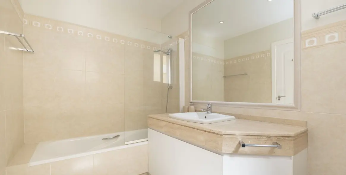 Venta de casa pareada en Bahía de Marbella 17