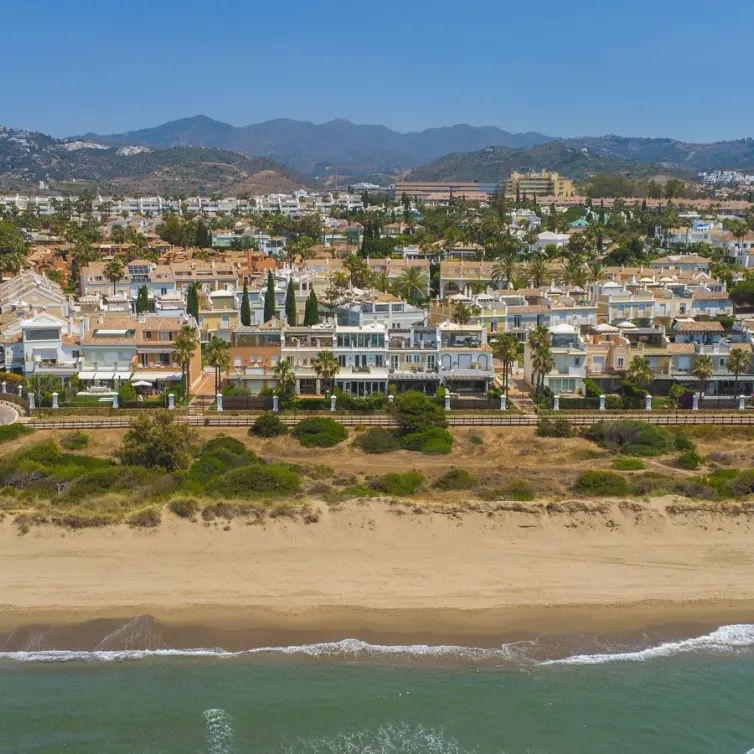 Продажа дома на две семьи в Bahía de Marbella