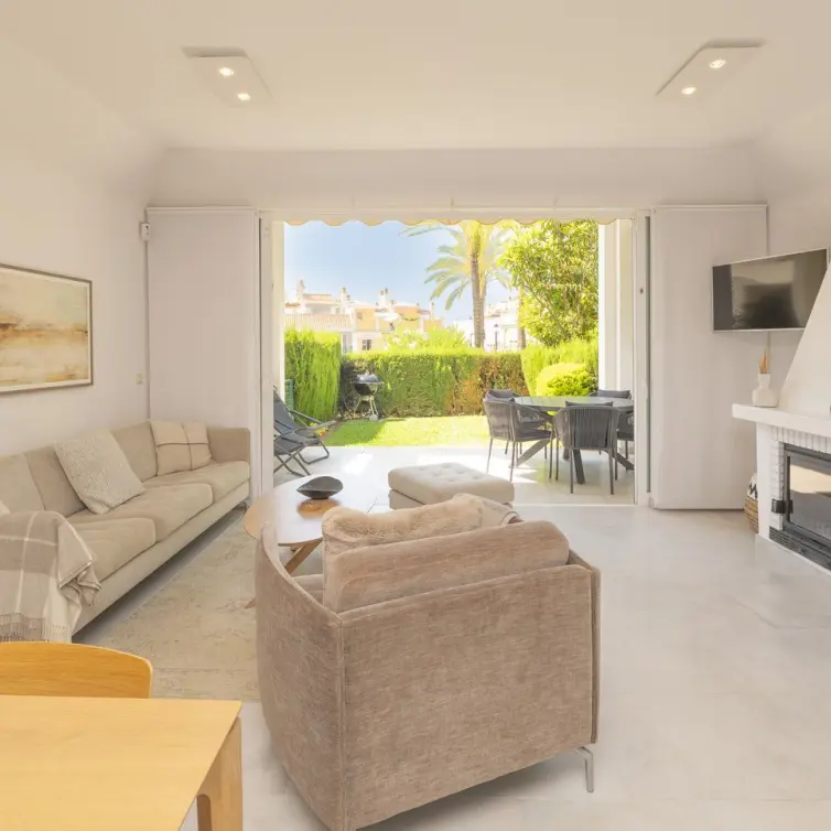 Продажа дома на две семьи в Bahía de Marbella