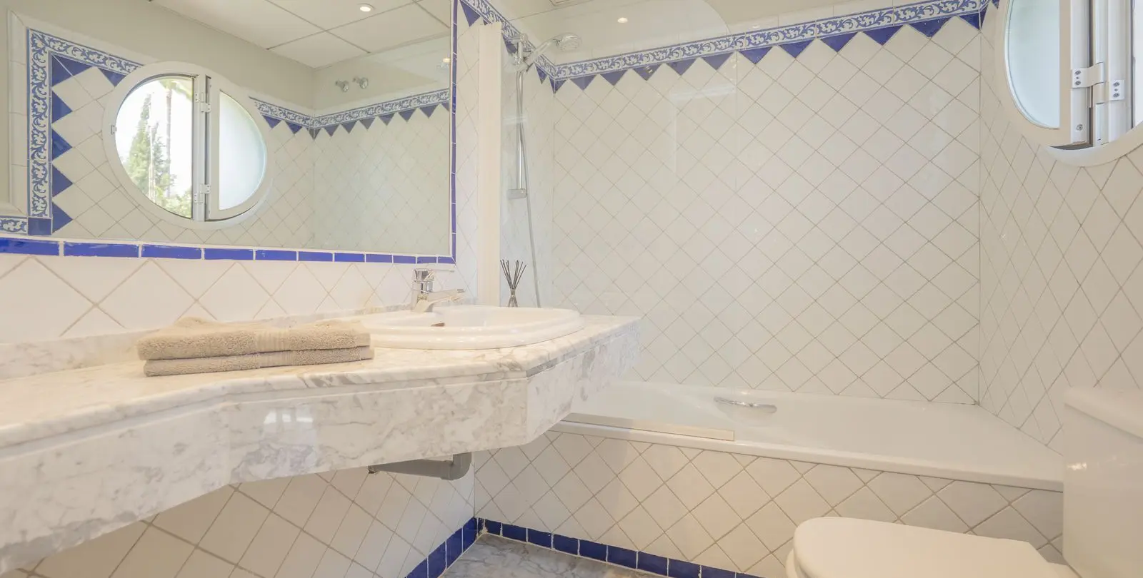 Продажа дома на две семьи в Bahía de Marbella 20