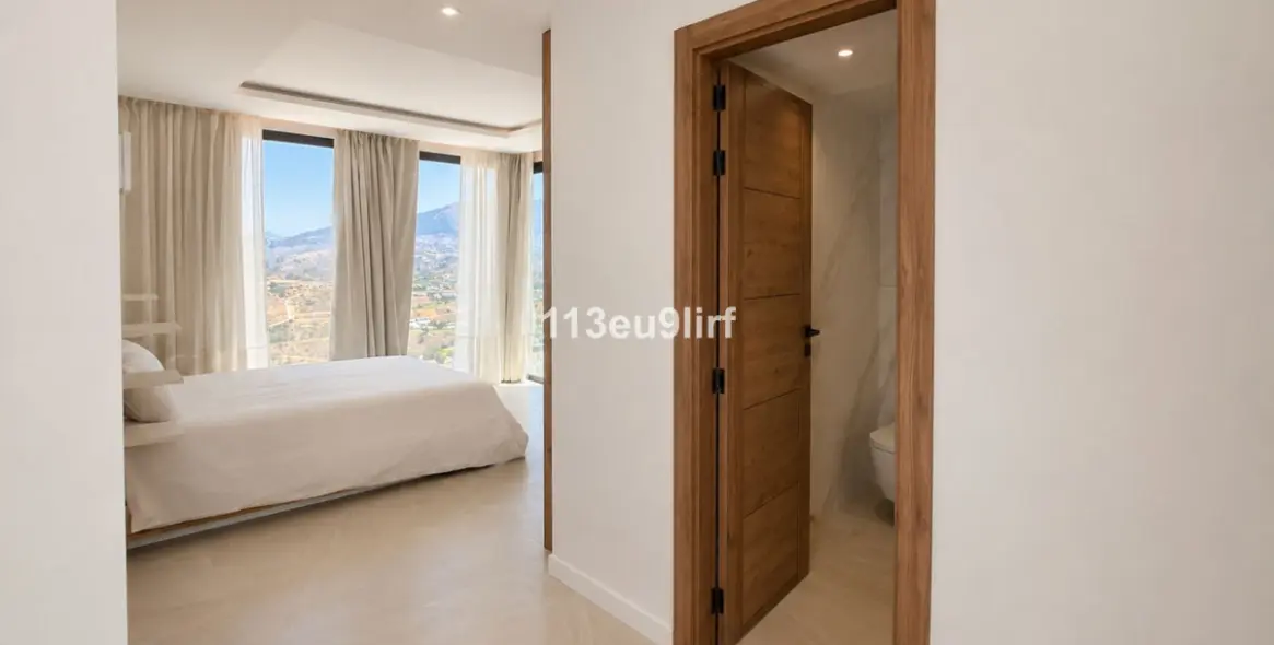 Sale of detached villa in La Cala Golf 17