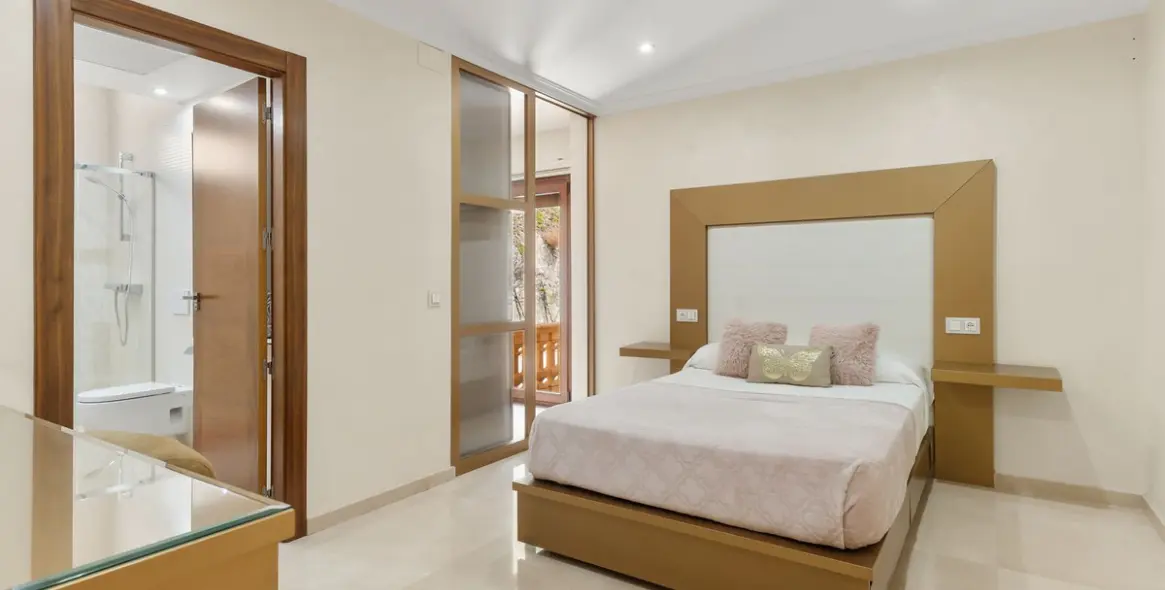 Sale of detached villa in Benalmadena Costa 23
