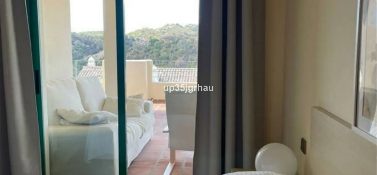 Sale of middle floor apartment in Selwo 4