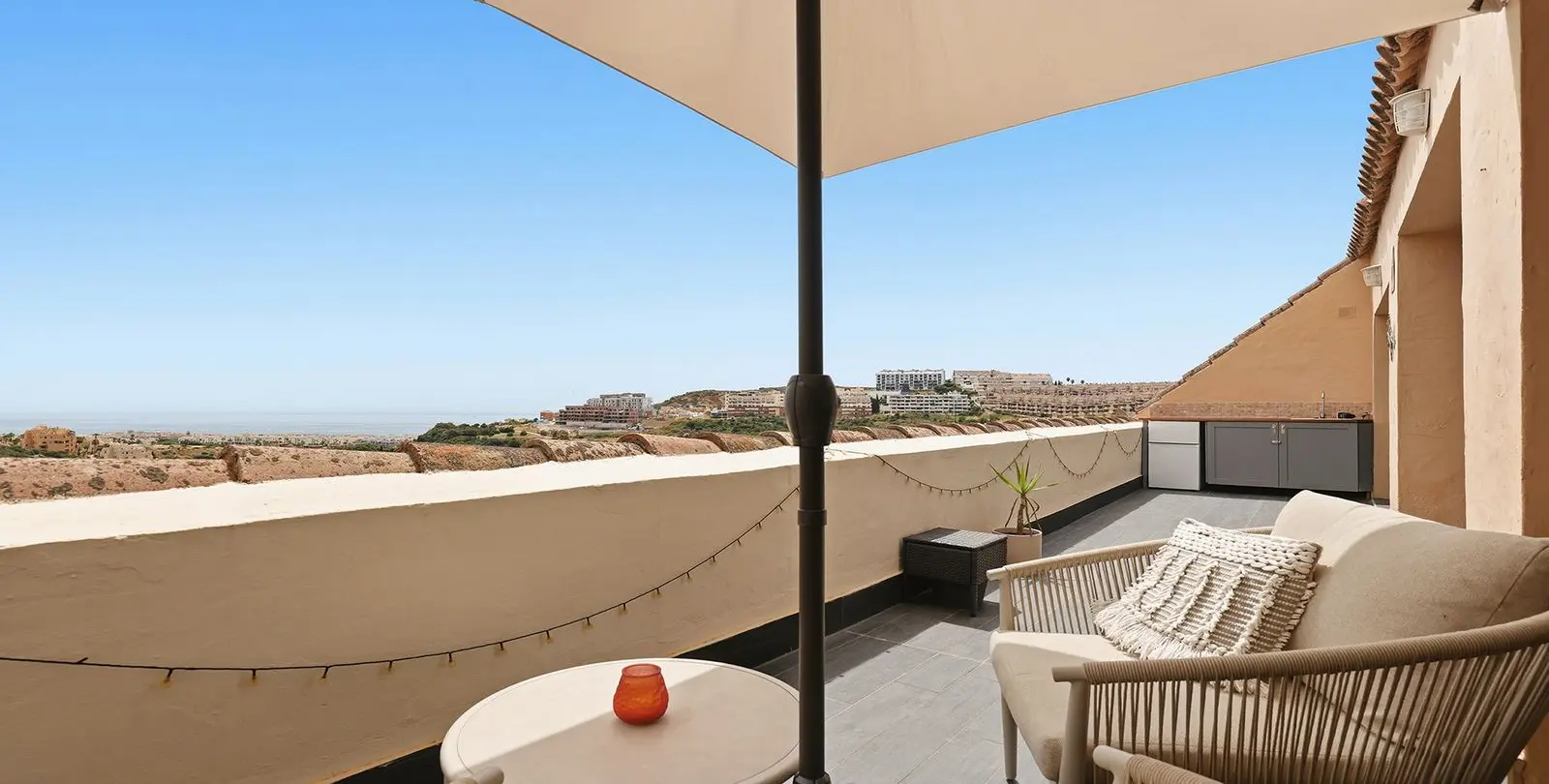 Sale of penthouse in La Duquesa 2