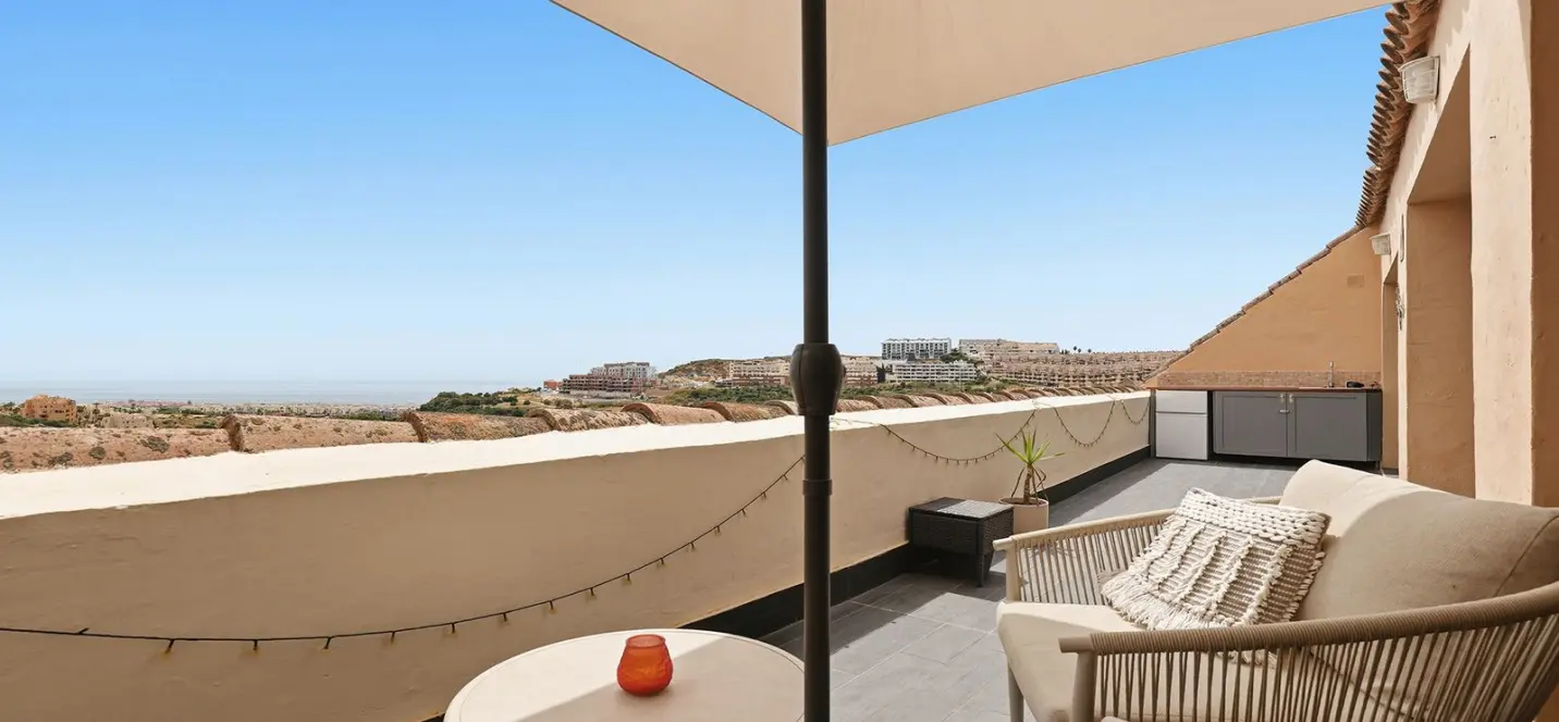 Sale of penthouse in La Duquesa 1