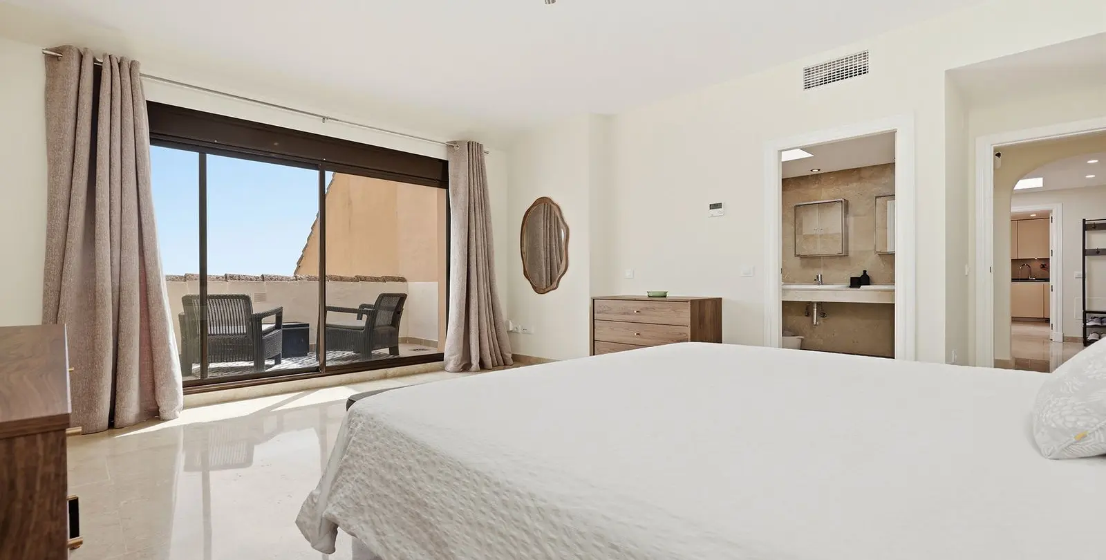 Sale of penthouse in La Duquesa 23