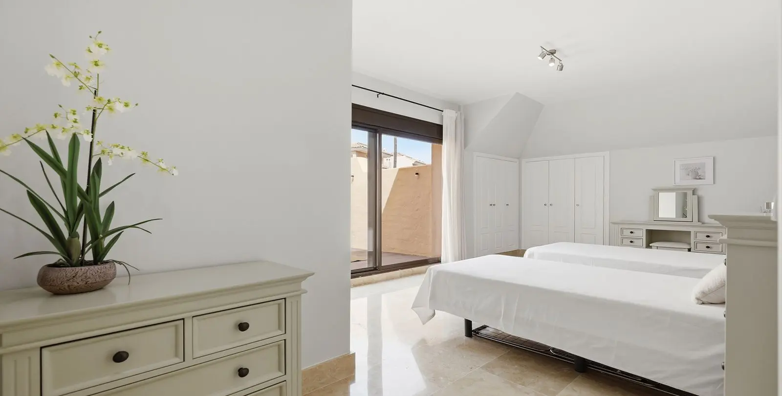 Sale of penthouse in La Duquesa 35