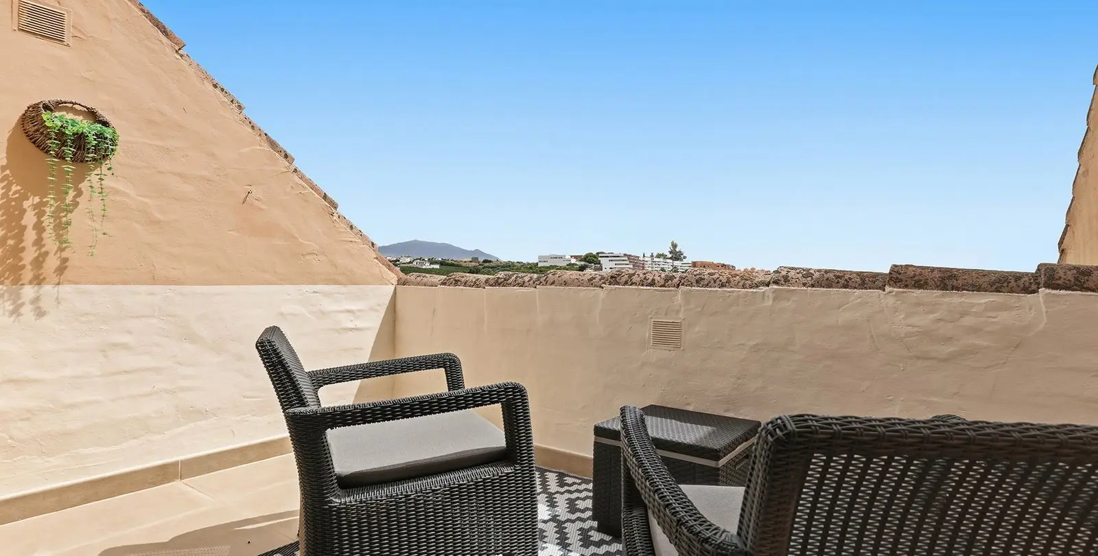 Sale of penthouse in La Duquesa 45