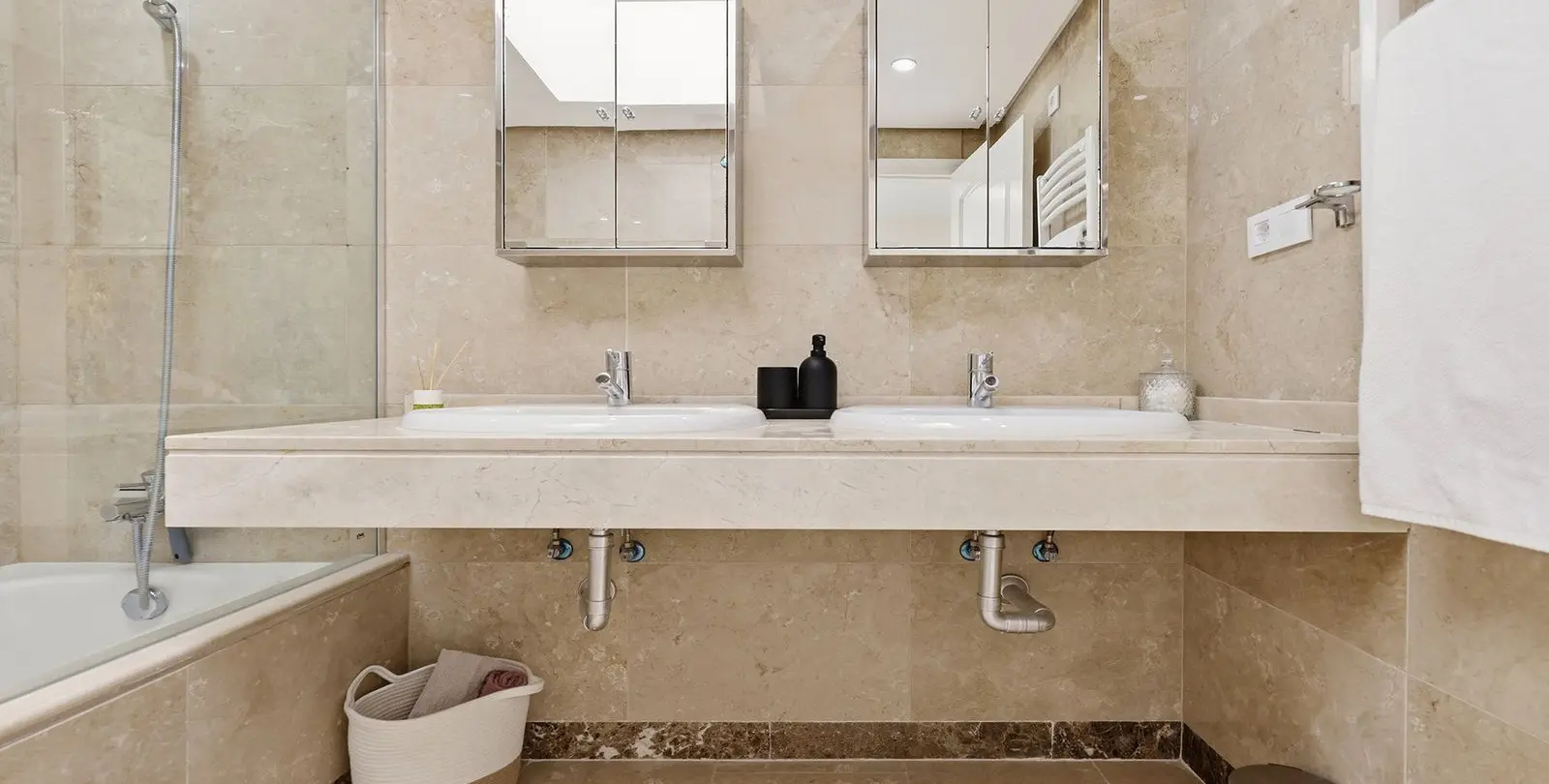 Sale of penthouse in La Duquesa 56