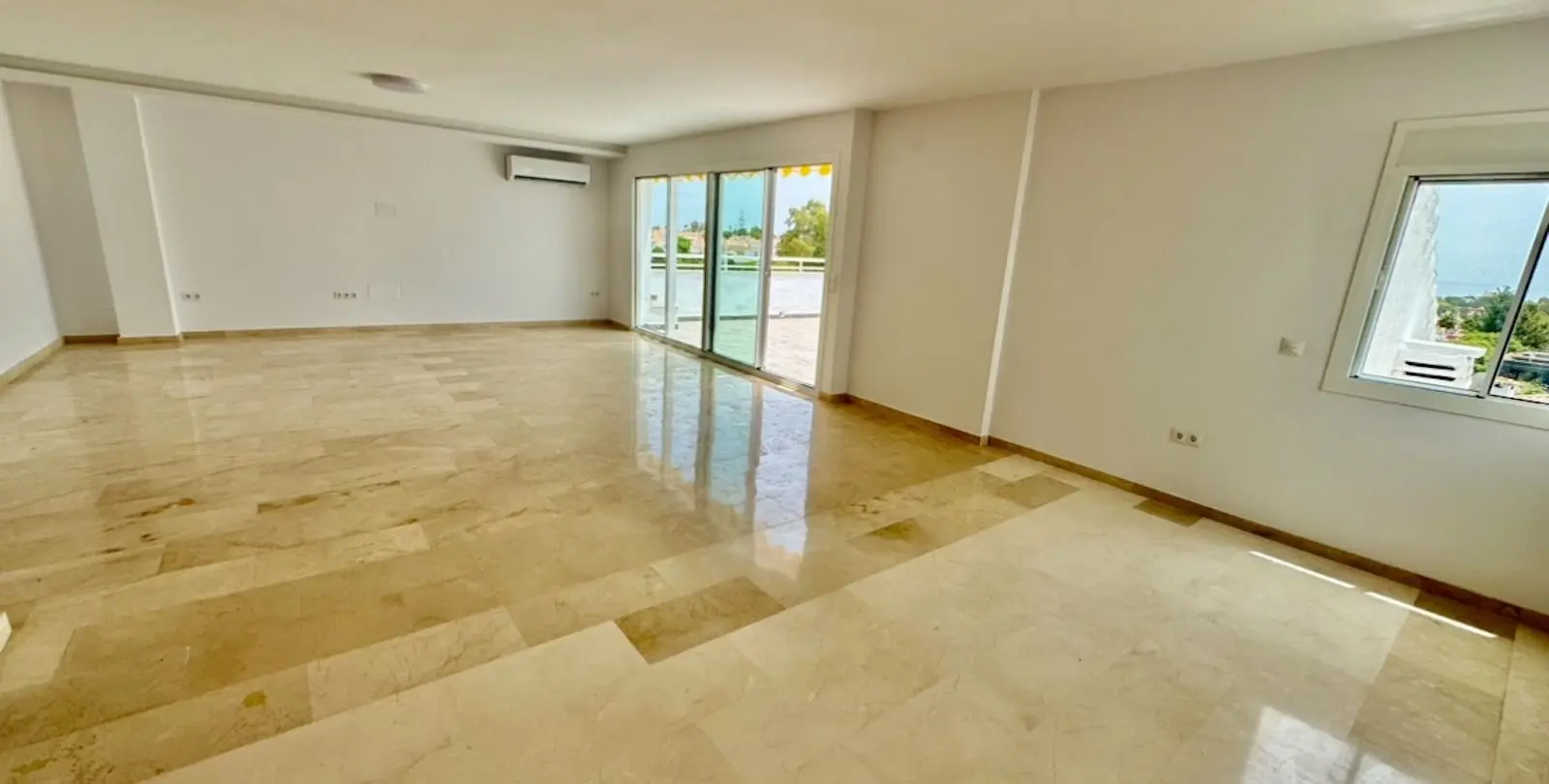 Sale of middle floor apartment in Atalaya 2