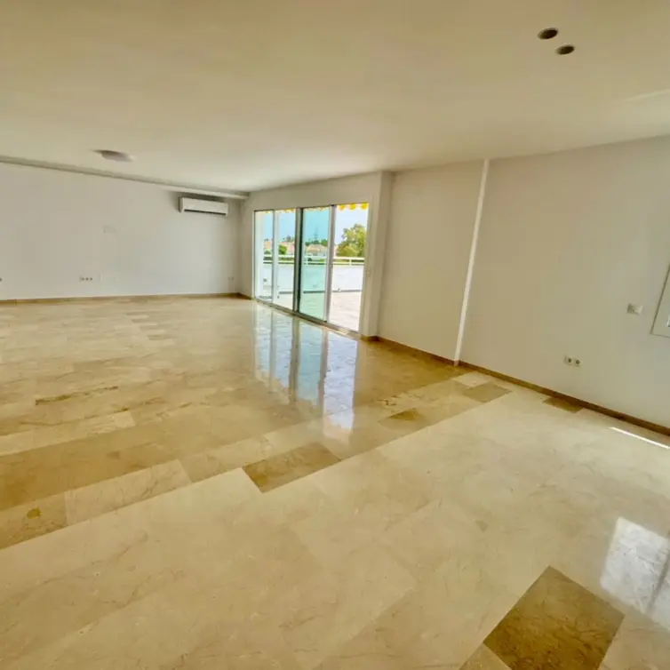 Sale of middle floor apartment in Atalaya