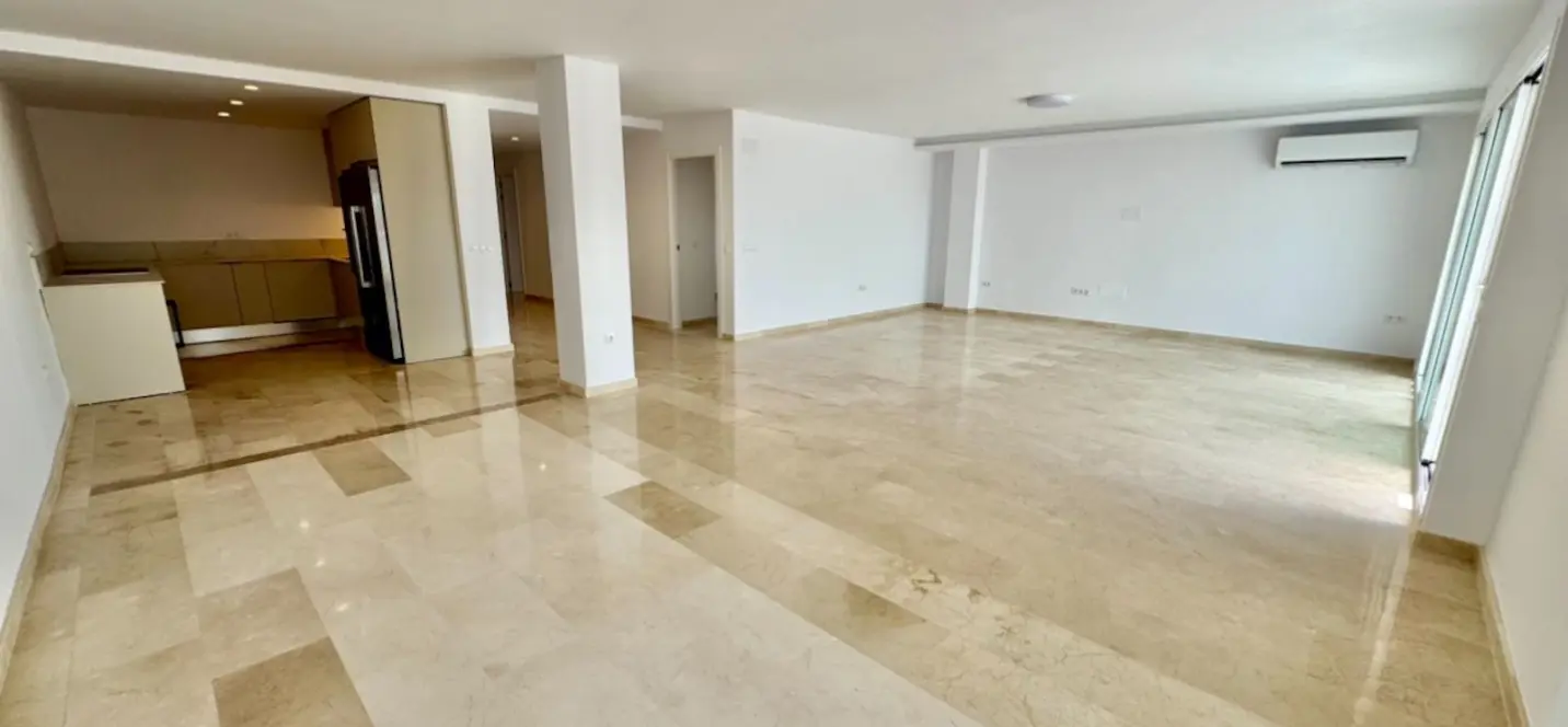 Sale of middle floor apartment in Atalaya 2