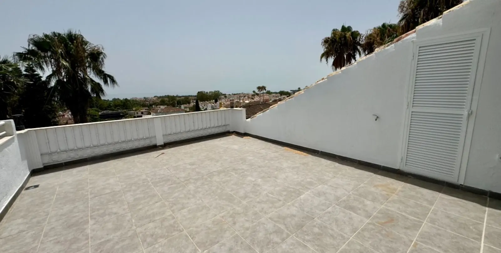 Sale of middle floor apartment in Atalaya 4