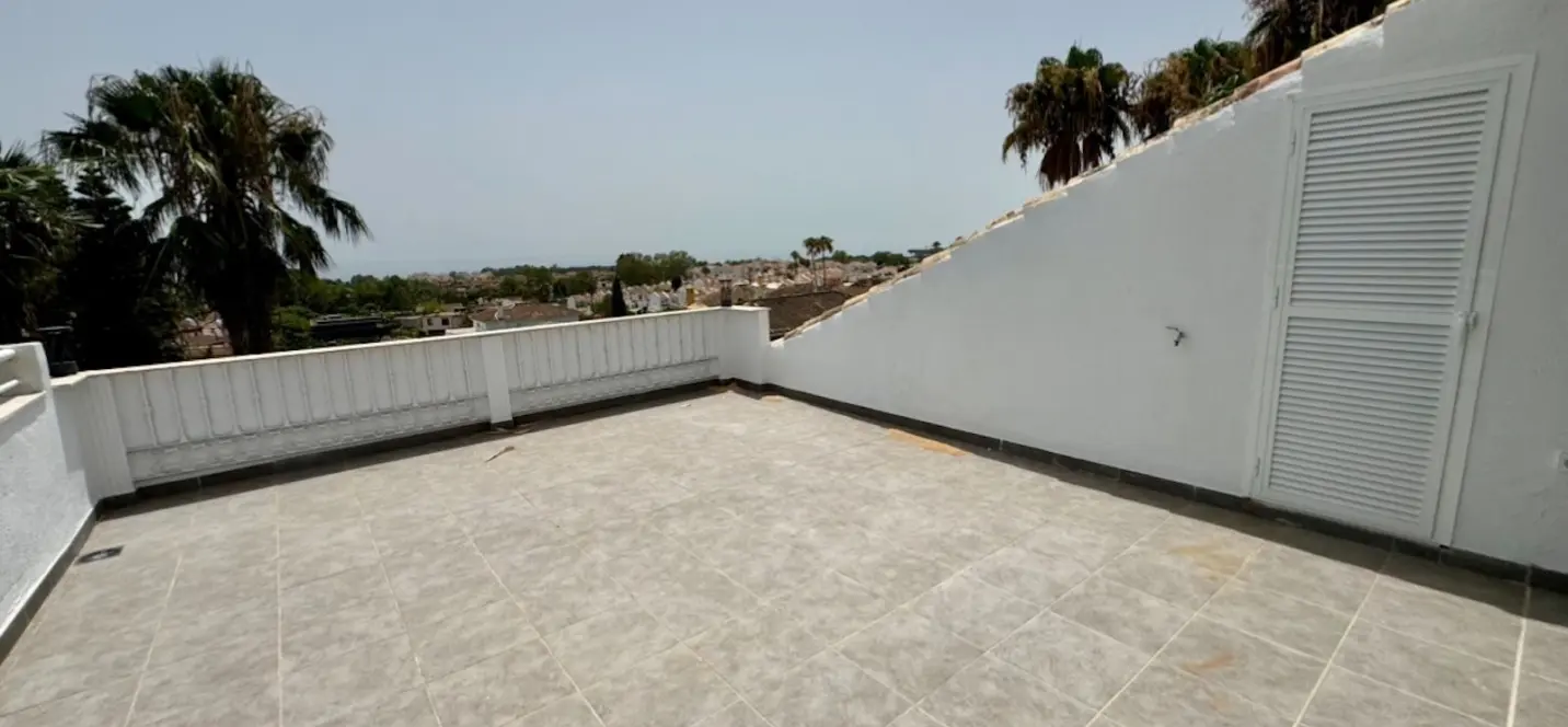 Sale of middle floor apartment in Atalaya 3