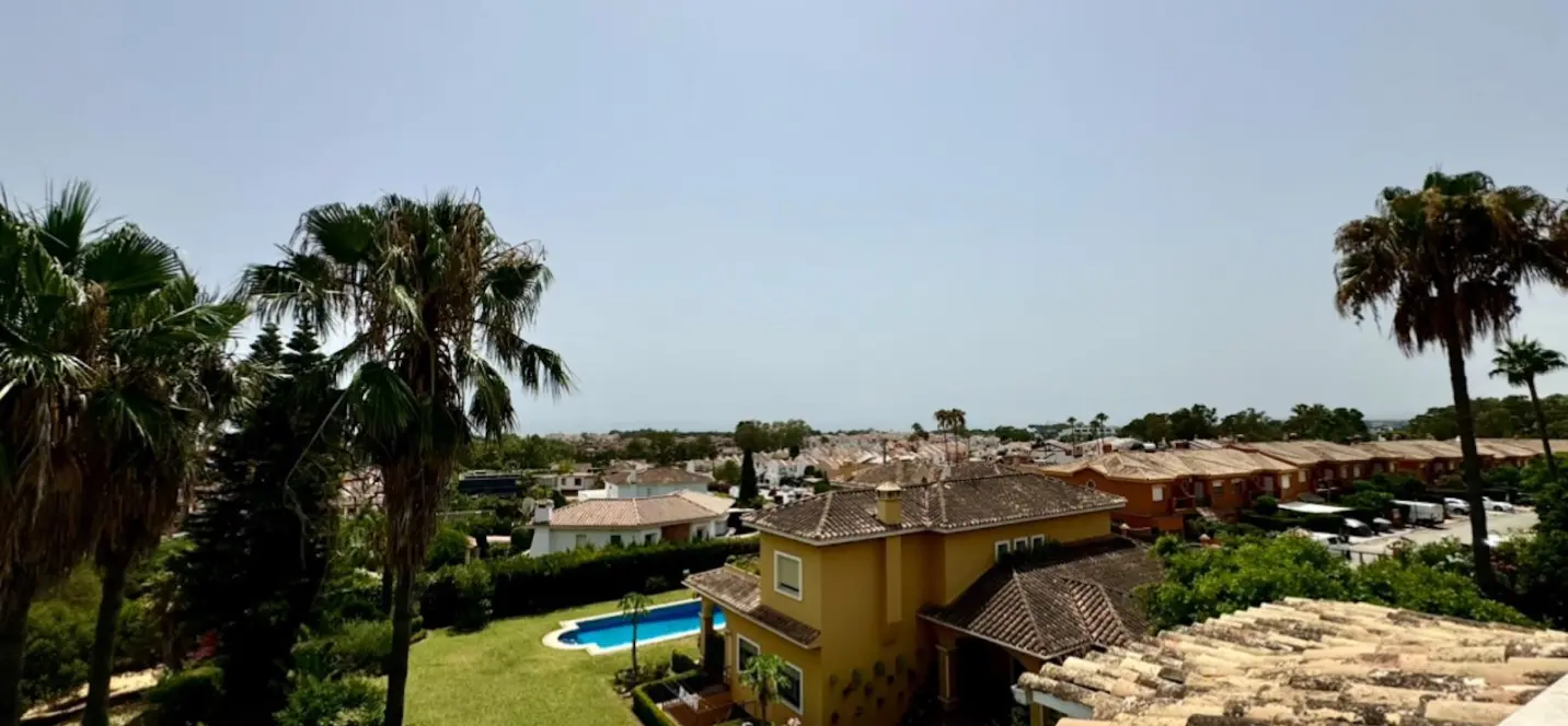 Sale of middle floor apartment in Atalaya 4