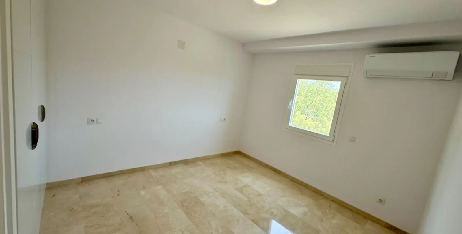 Sale of middle floor apartment in Atalaya 9