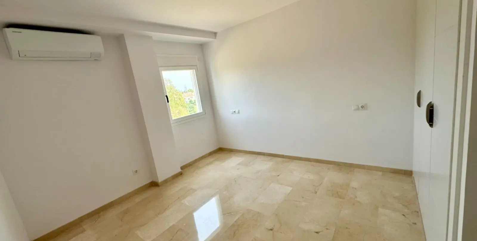 Sale of middle floor apartment in Atalaya 13