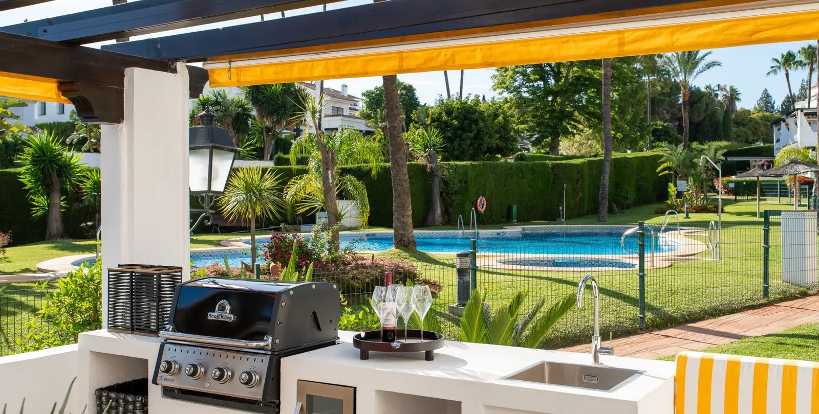 Sale of middle floor apartment in Nueva Andalucía 21