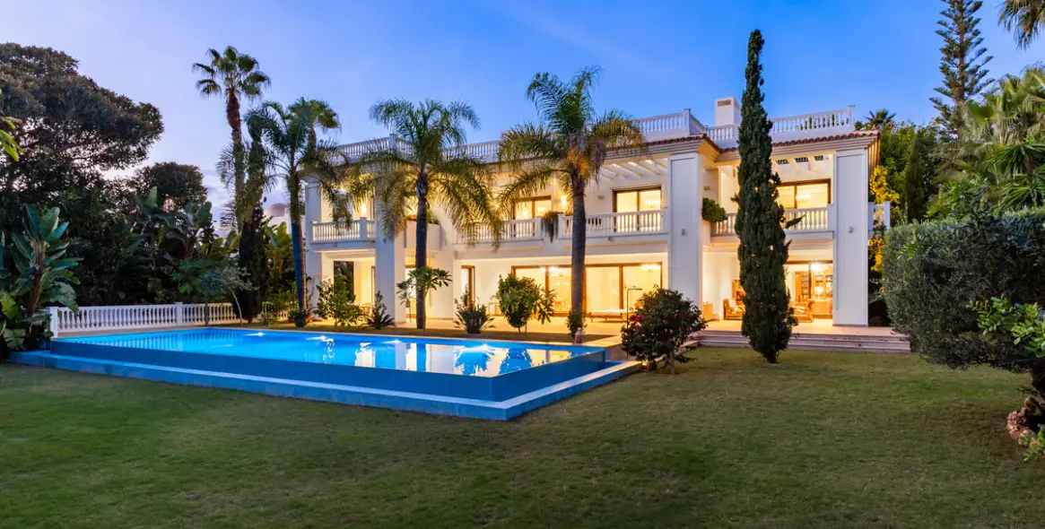 Venta de villa independiente en Estepona 1