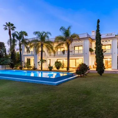 Venta de villa independiente en Estepona