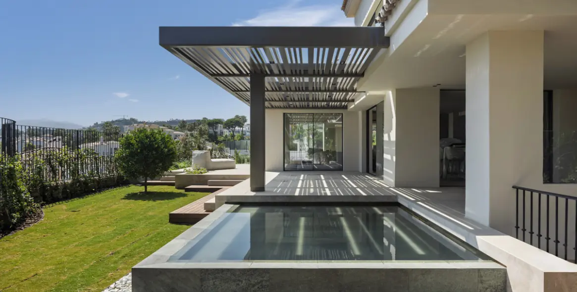 Venta de villa independiente en Nueva Andalucía 1