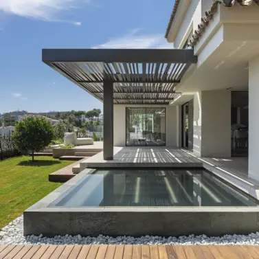 Venta de villa independiente en Nueva Andalucía
