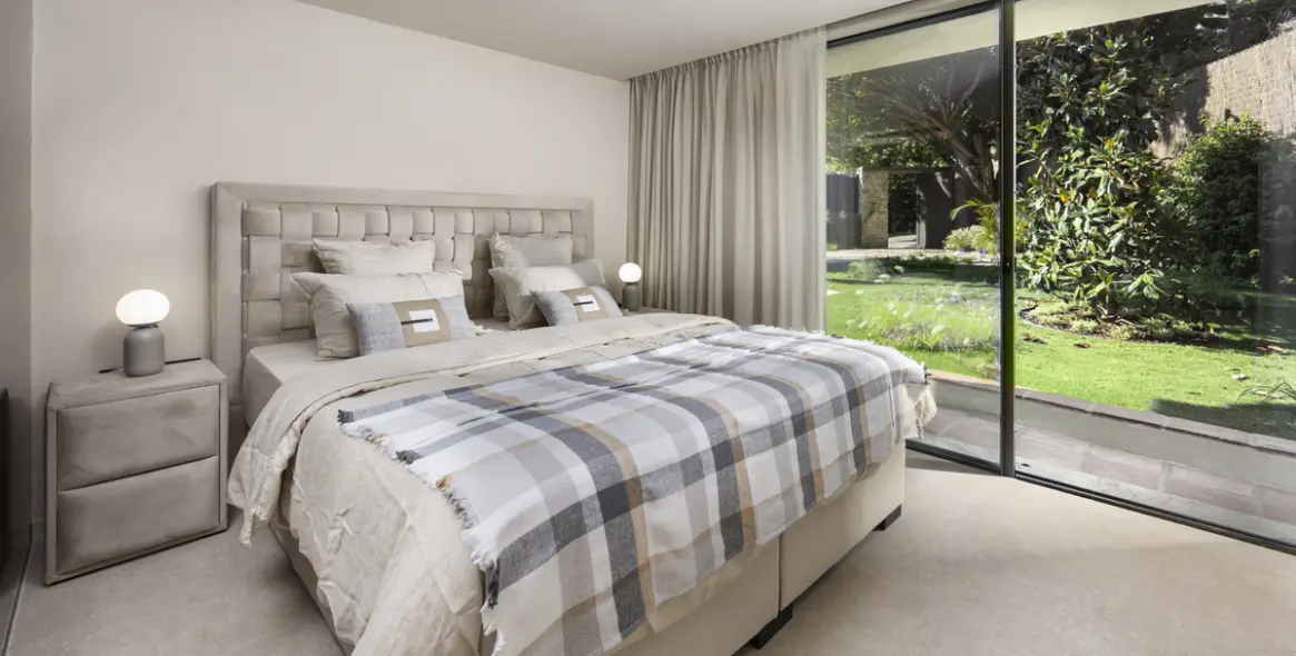 Venta de villa independiente en Nueva Andalucía 12