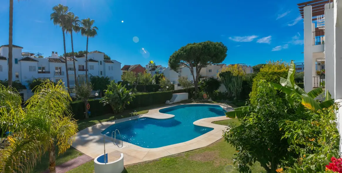 Short-term rent of middle floor apartment in Costalita 1