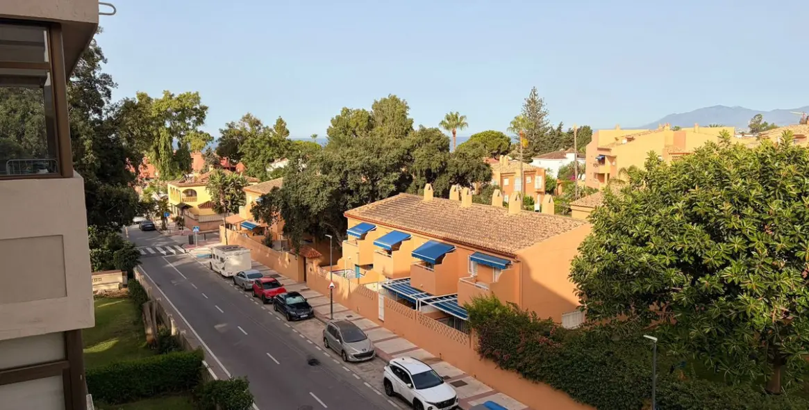 Venta de apartamento en planta media en Marbella 1