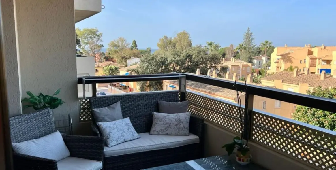 Venta de apartamento en planta media en Marbella 2