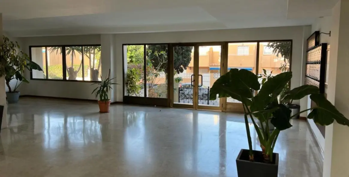 Venta de apartamento en planta media en Marbella 23