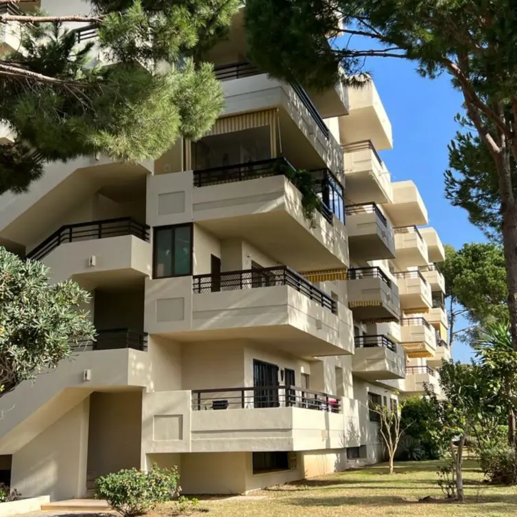 Продажа апартаментов на среднем этаже в Marbella