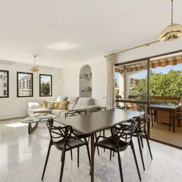 Sale of middle floor apartment in Fuengirola
