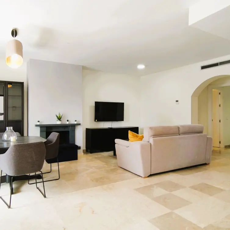 Sale of middle floor apartment in Nueva Andalucía