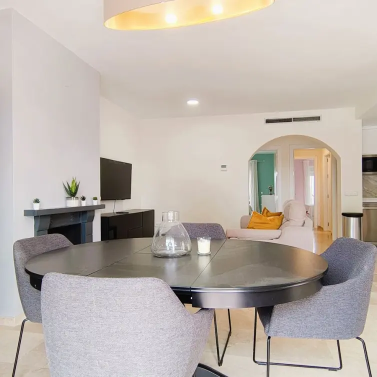 Sale of middle floor apartment in Nueva Andalucía